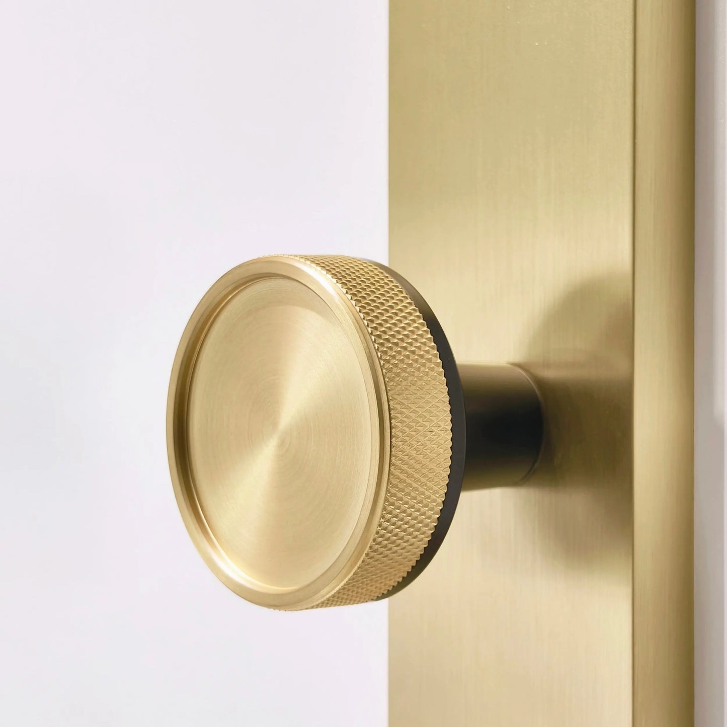 Quadrato Multipoint Lock with Half Knurled Knobs in Satin Brass zhongshan sunshine hardware Co., Ltd