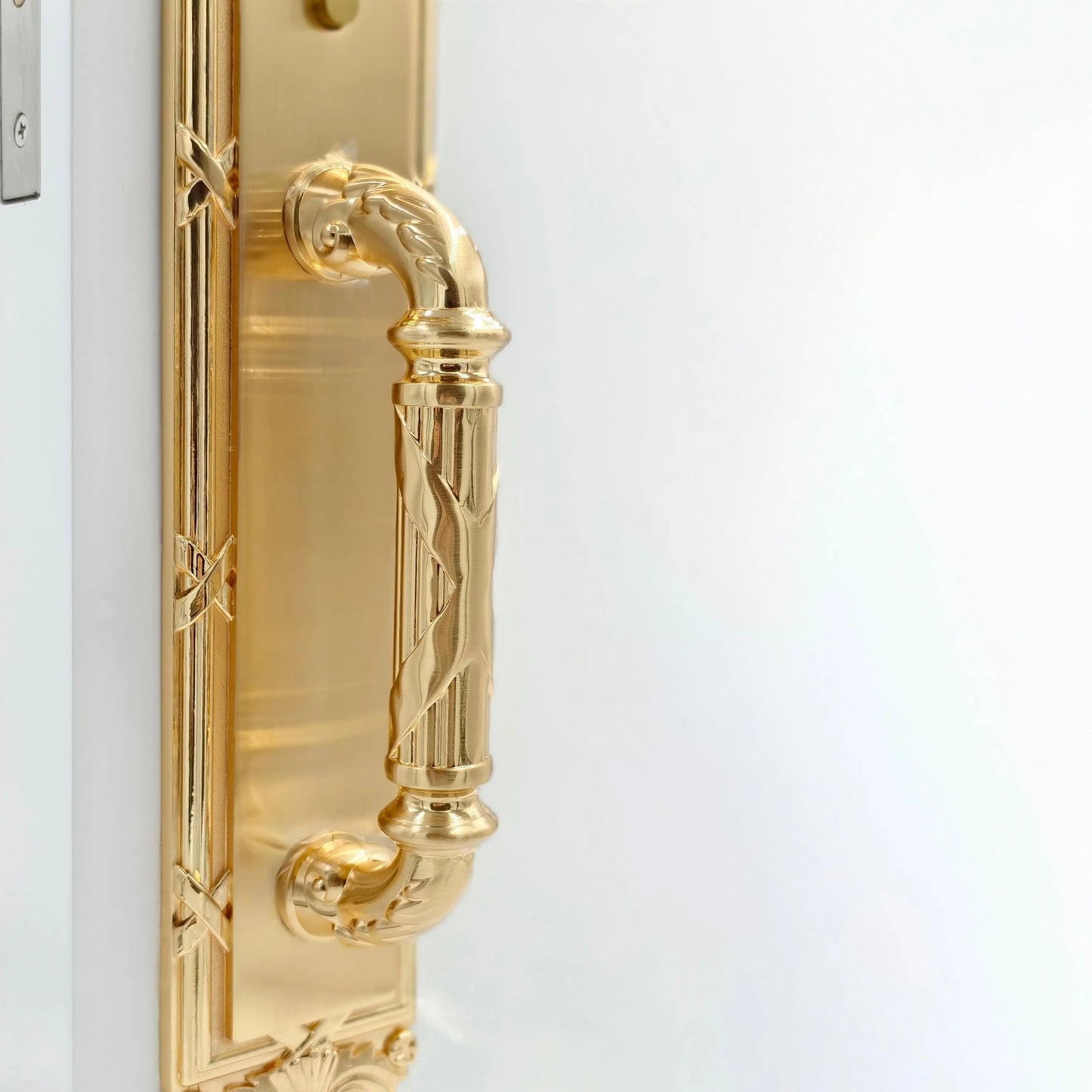 Westminster One-Piece Door Handleset with Classic Grip and Circolo Rosette with Contempo Goose Eggs-shaped Knob in Polished Brass zhongshan sunshine hardware Co., Ltd