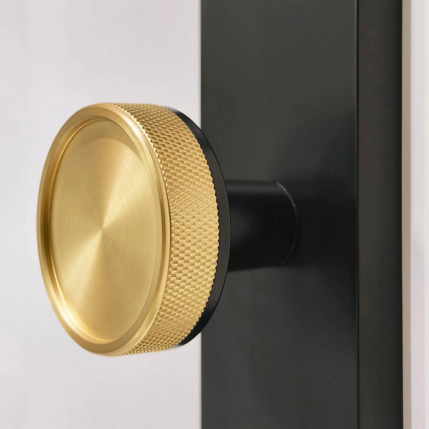 Quadrato Multipoint Lock with Half Knurled Knob in Matte Black zhongshan sunshine hardware Co., Ltd