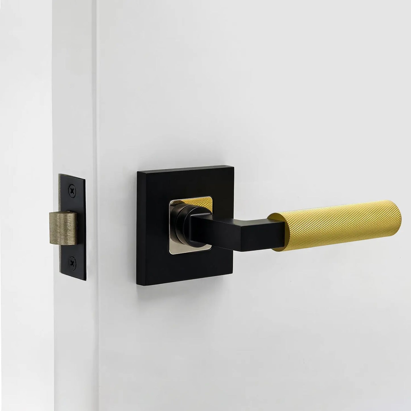 Quadrato Two-tone Rosette with Full-knurled Door Lever Handle Installation Effect Picture