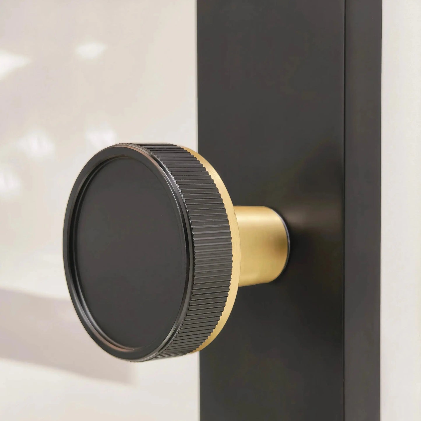 Quadrato Multipoint Lock with Straight Knurled Design Door Knob in Matte Black zhongshan sunshine hardware Co., Ltd
