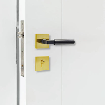 door lock set installation effect