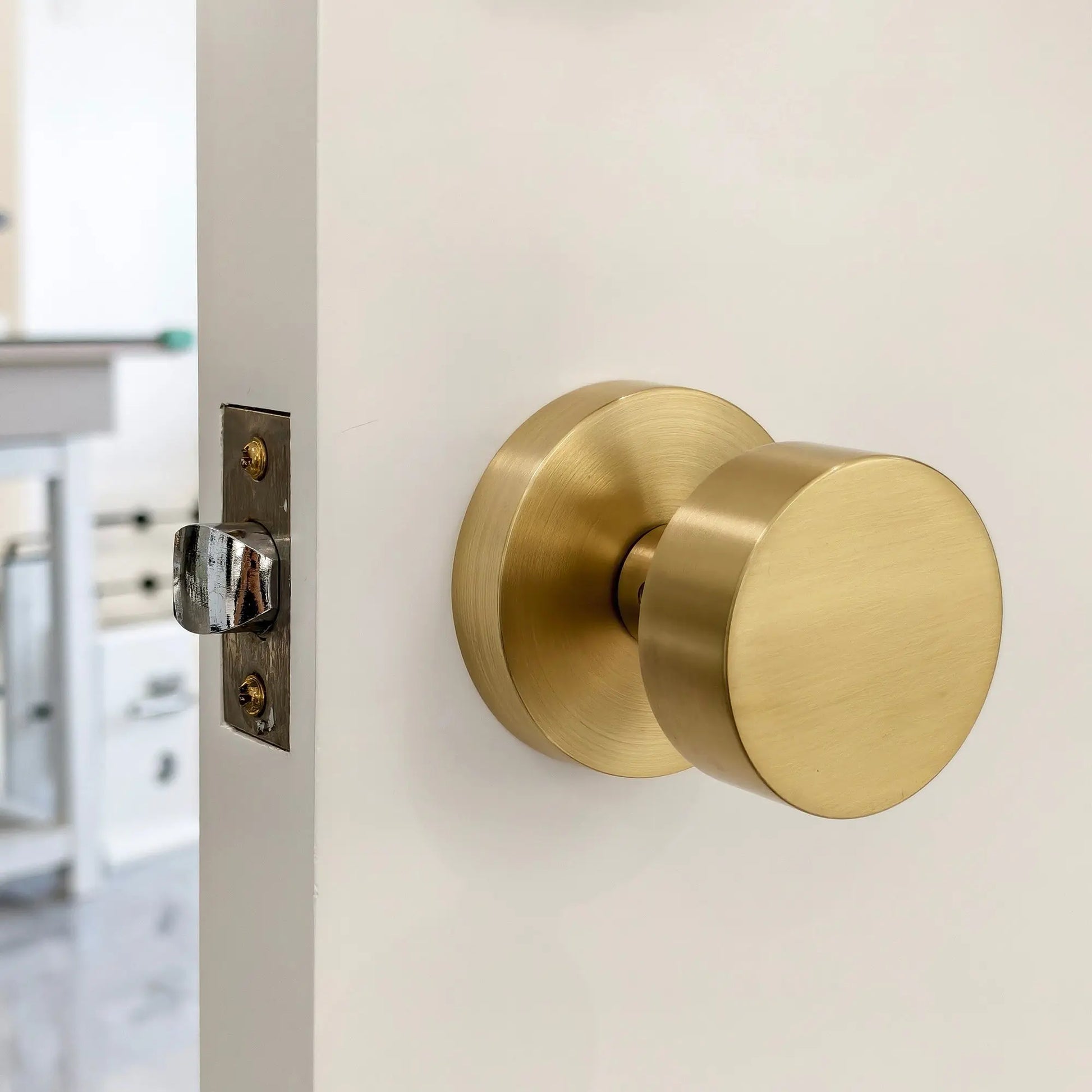 Orbicular Rosette with Round Smooth Brass Door Knob in Satin Brass zhongshan sunshine hardware Co., Ltd