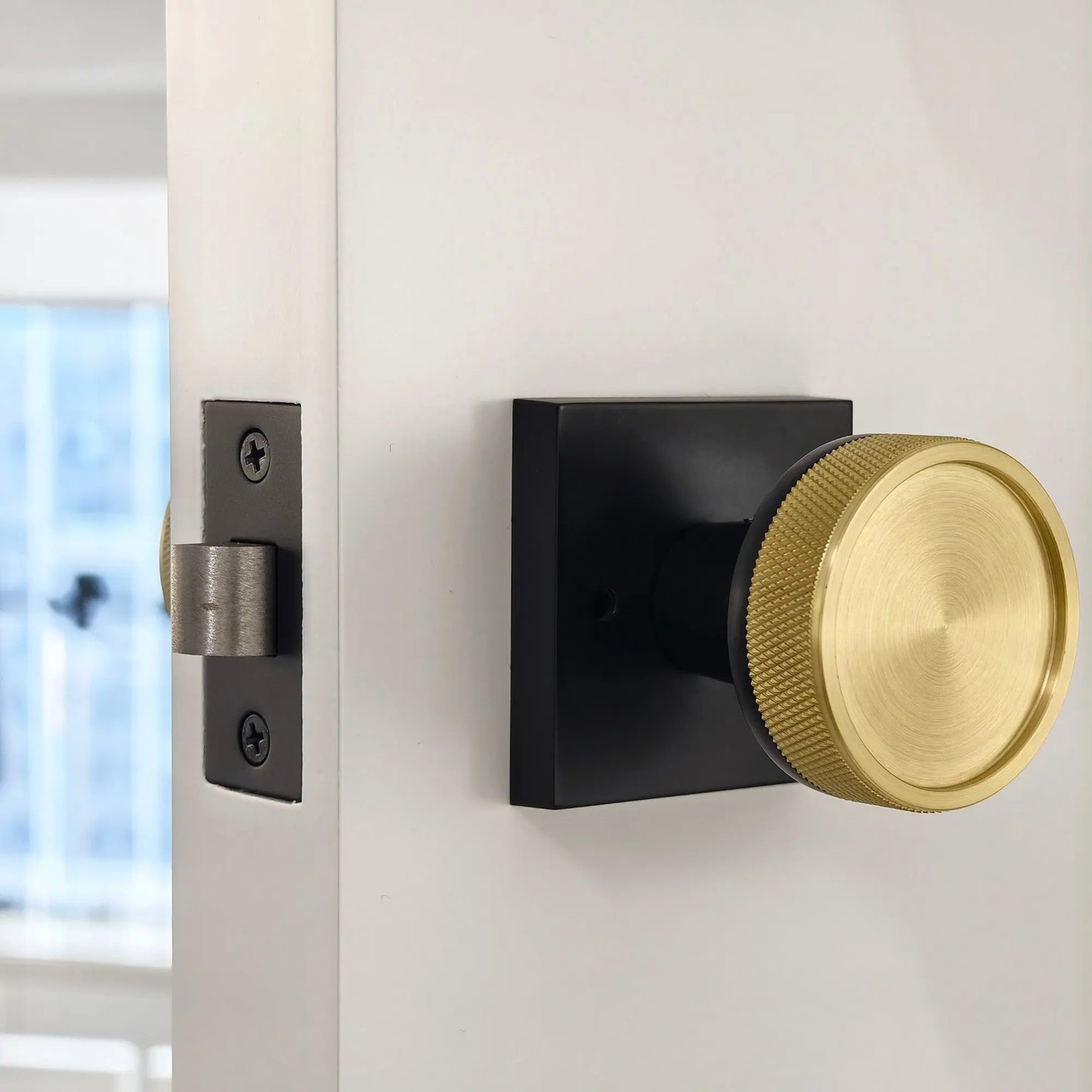 Quadrato Rosette with Golden Half Knurled Door Knob in Matte Black zhongshan sunshine hardware Co., Ltd