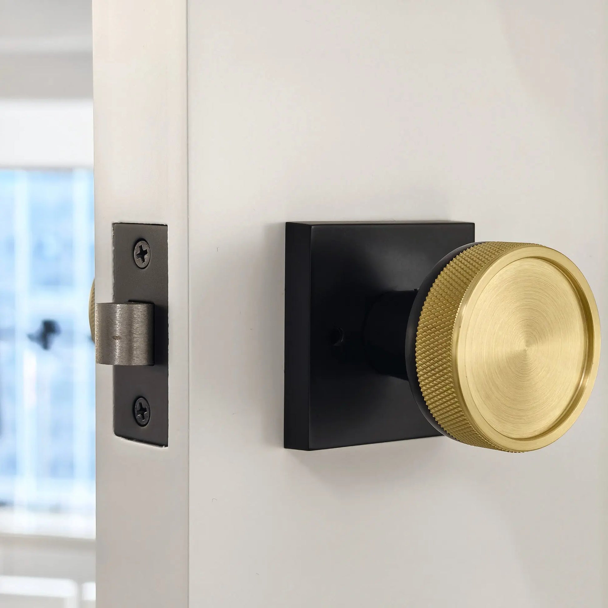 Quadrato Rosette with Golden Half Knurled Door Knob in Matte Black zhongshan sunshine hardware Co., Ltd