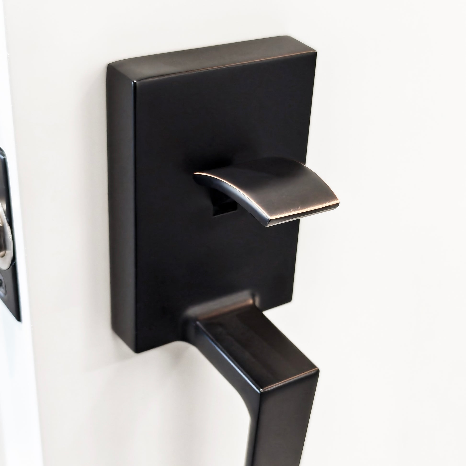 Vastroi One-Piece Handleset with Square Grip and Circolo Rosette with Contempo Smart Lock Lever in Matte Black zhongshan sunshine hardware Co., Ltd