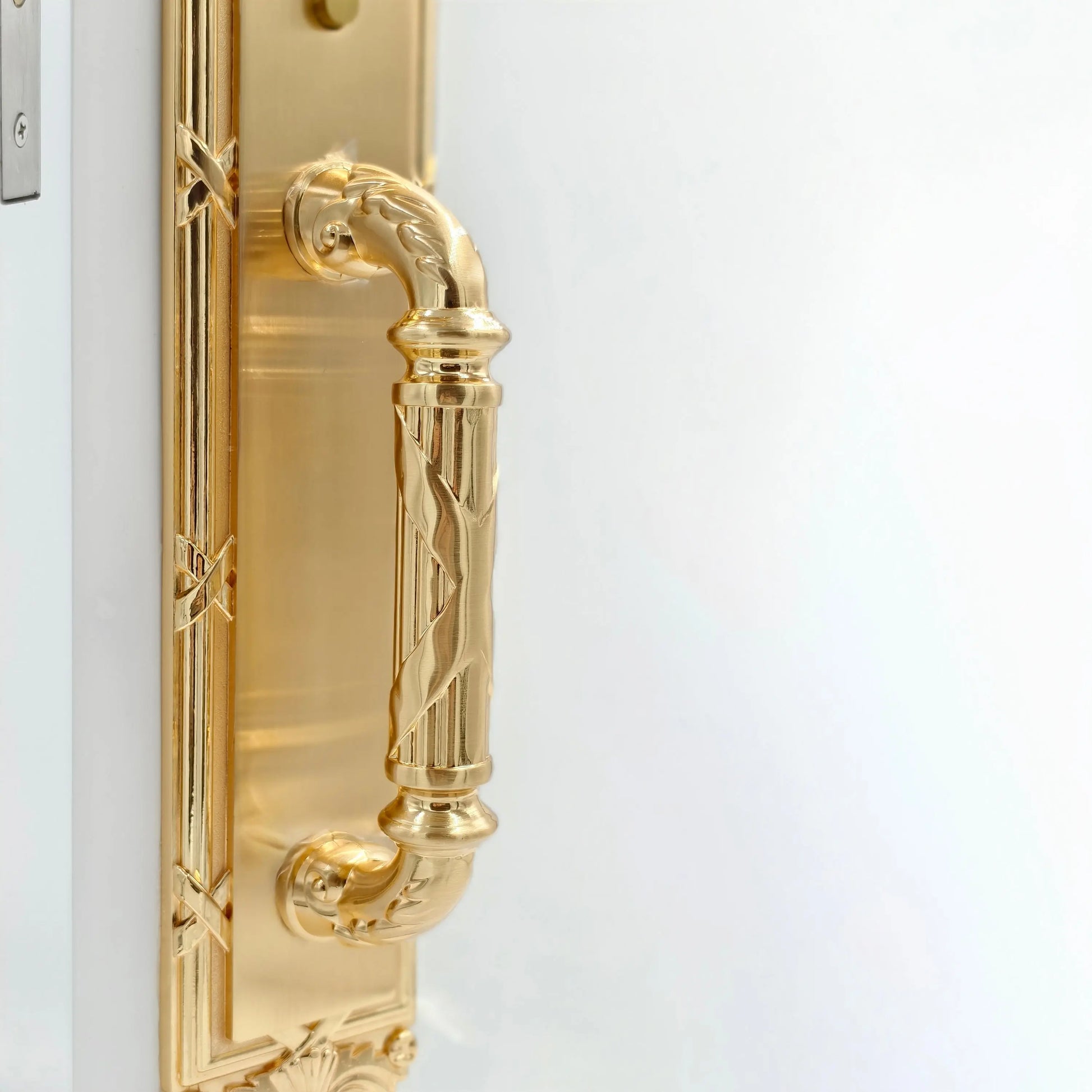 Westminster One-Piece Door Handleset with Classic Grip and Circolo Rosette with Contempo Goose Eggs-shaped Knob in Polished Brass zhongshan sunshine hardware Co., Ltd