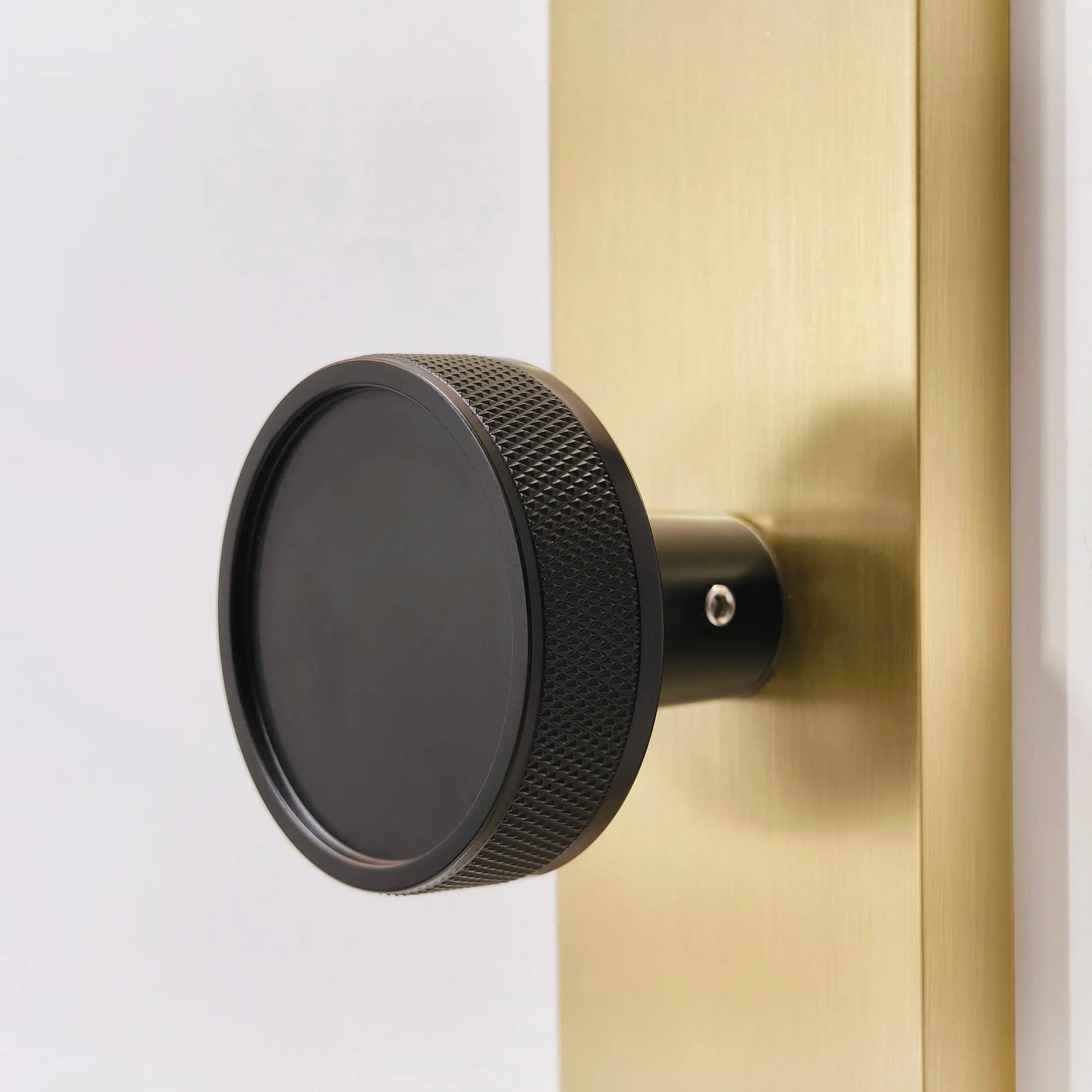 Quadrato Multipoint Lock with Half Knurled Brass Knob in Satin Brass zhongshan sunshine hardware Co., Ltd